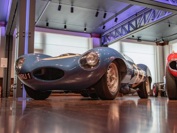 Състезателният D-Type е произведен в едва 42 бройки в началото на 50-те години. От тях тъкмо този, с производствен номер 15/42, е най-добре запазеният. Пробегът му е едва 32 000 км. Купен е от полковник Рони Оър, официалния дистрибутор на Ferrari за Великобритания. Днес колата е изцяло с оригиналните си компоненти. 
